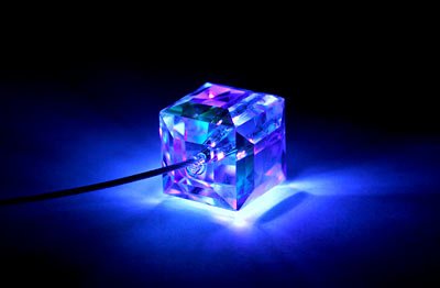 光り輝くクリスタルLEDネックレス(Crystal Cube Firejewel Necklace)