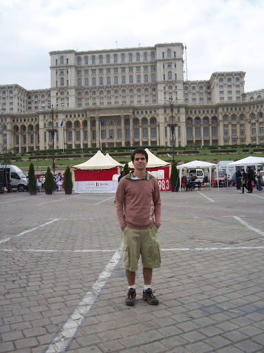 Na foto, Marcos Lima aparece diante da Casa Poporului, ou "Casa do Povo", na cidade de Bucareste. O edifício é o segundo maior prédio público do mundo, perdendo apenas para o Pentágono de Washington. Na foto, Marcos Lima aparece diante da Casa Poporului, ou "Casa do Povo", na cidade de Bucareste. O edifício é o segundo maior prédio público do mundo, perdendo apenas para o Pentágono de Washington.