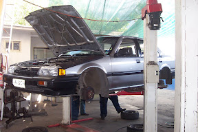 Auto en garage para mantención de frenos y chequeo general.