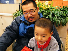 baby and dad in game. 朱子卓，和朱楚甲。