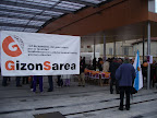 GIZON SAREAren pankarta gunearen atarianLa pancarta de GIZON SAREA en la entrada