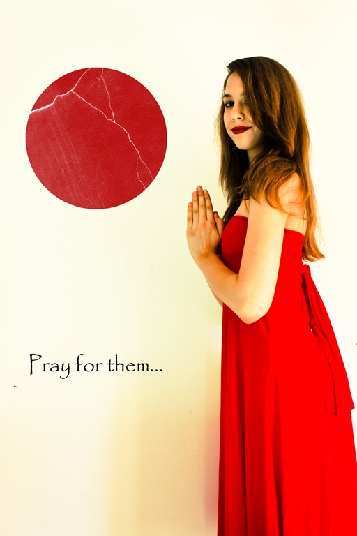 [Eyes-of-iSi-Rotes-Kleid-Pray-For-Japan[4].jpg]