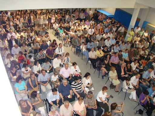 El teatre/gimnàs ple de famílies