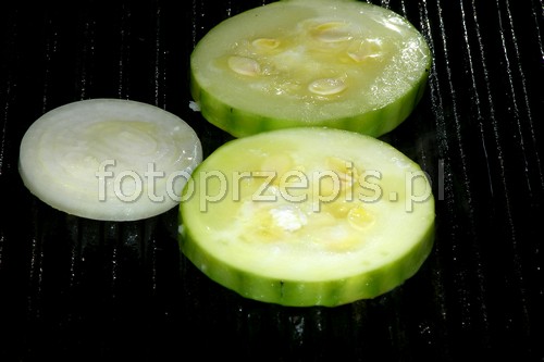 Grillowana cukinia kanapka z pomidorem, cebulą i mozzarellą kuchnia wloska kuchnia wegetarianska grill przepis foto Grillowana cukinia kanapka z pomidorem, cebulą i mozzarellą kuchnia wloska kuchnia wegetarianska grill przepis foto