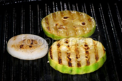 Grillowana cukinia kanapka z pomidorem, cebulą i mozzarellą kuchnia wloska kuchnia wegetarianska grill przepis foto Grillowana cukinia kanapka z pomidorem, cebulą i mozzarellą kuchnia wloska kuchnia wegetarianska grill przepis foto
