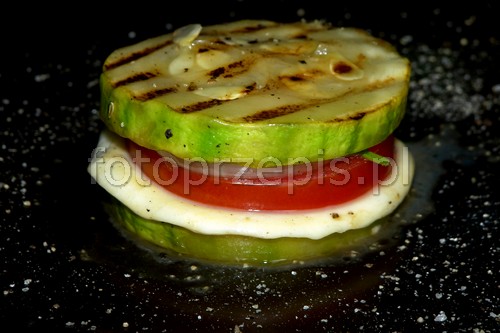 Grillowana cukinia kanapka z pomidorem, cebulą i mozzarellą kuchnia wloska kuchnia wegetarianska grill przepis foto Grillowana cukinia kanapka z pomidorem, cebulą i mozzarellą kuchnia wloska kuchnia wegetarianska grill przepis foto