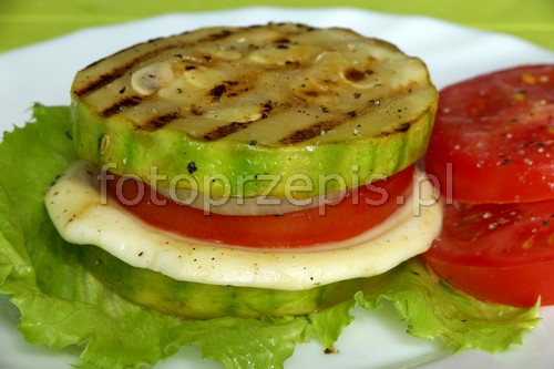 Grillowana cukinia kanapka z pomidorem, cebulą i mozzarellą kuchnia wloska kuchnia wegetarianska grill przepis foto Grillowana cukinia kanapka z pomidorem, cebulą i mozzarellą kuchnia wloska kuchnia wegetarianska grill przepis foto