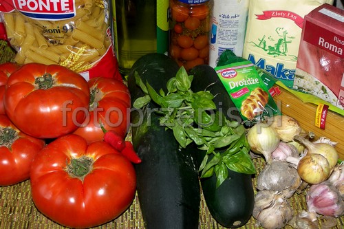 Pizza z grillowaną cukinią i pomidorami kuchnia wloska kuchnia europejska przepis foto Pizza z grillowaną cukinią i pomidorami kuchnia wloska kuchnia europejska przepis foto