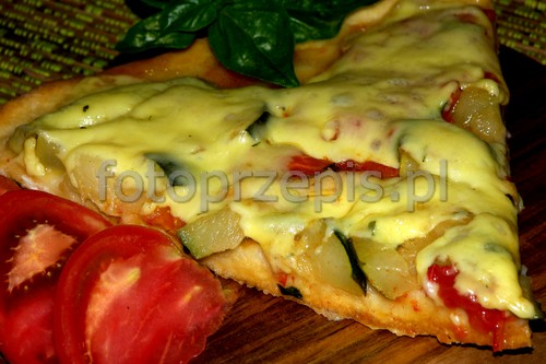 Pizza z grillowaną cukinią i pomidorami