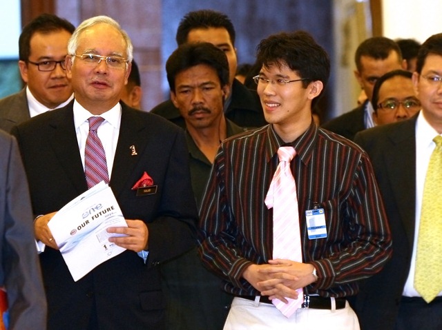 [Presenting the PM of Malaysia with the OYW Youth Report[4].jpg]