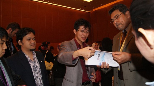 [CEO of MSC Malaysia with OYW Youth Report 2[3].jpg]