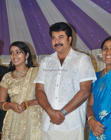 [mammookka_in_navya_nair_wedding_reception[11].jpg]
