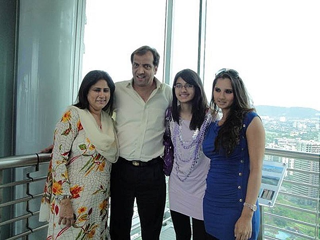 [sania-miraza-with-her-family[4].jpg]