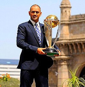 [DHONI_WITH_WORLDCUP[13].jpg]