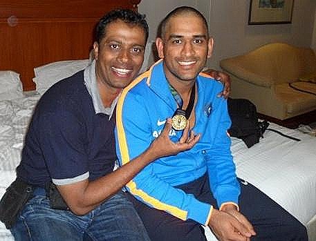 [dhoni-bald[8].jpg]