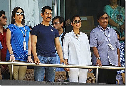 bollywood-actor-amirkhan-andhis-family-waching-icc-wc-2011