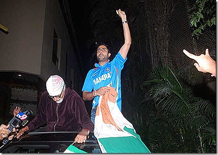 bigB-(amita bachan)and-bollywodd-star-abishek-bachan-enjoy-after-india-won-theicc-cup