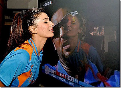 bollywood-actress-kissing-yuvaraj-sings-photo-after-india-won-the-icc-wc-2011