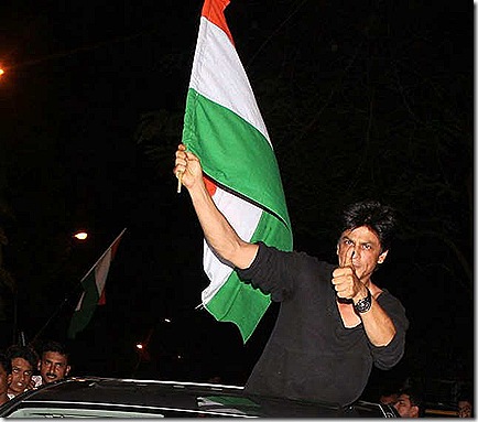 sharukh-enjoy-on-high-way-side-after-india-won-the-icc-wc-2011