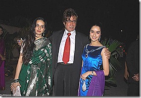 Shardha-Kapoor-with-his-father-shakthi-kapoor-and-her-sister