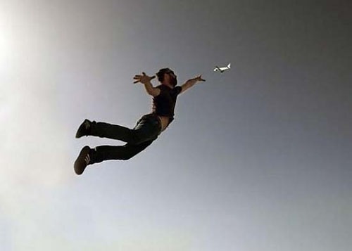 [man-try-to-catch-aeroplane[3].jpg]