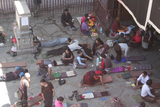 [17. Pilgrims outside Jokhang[5].jpg]