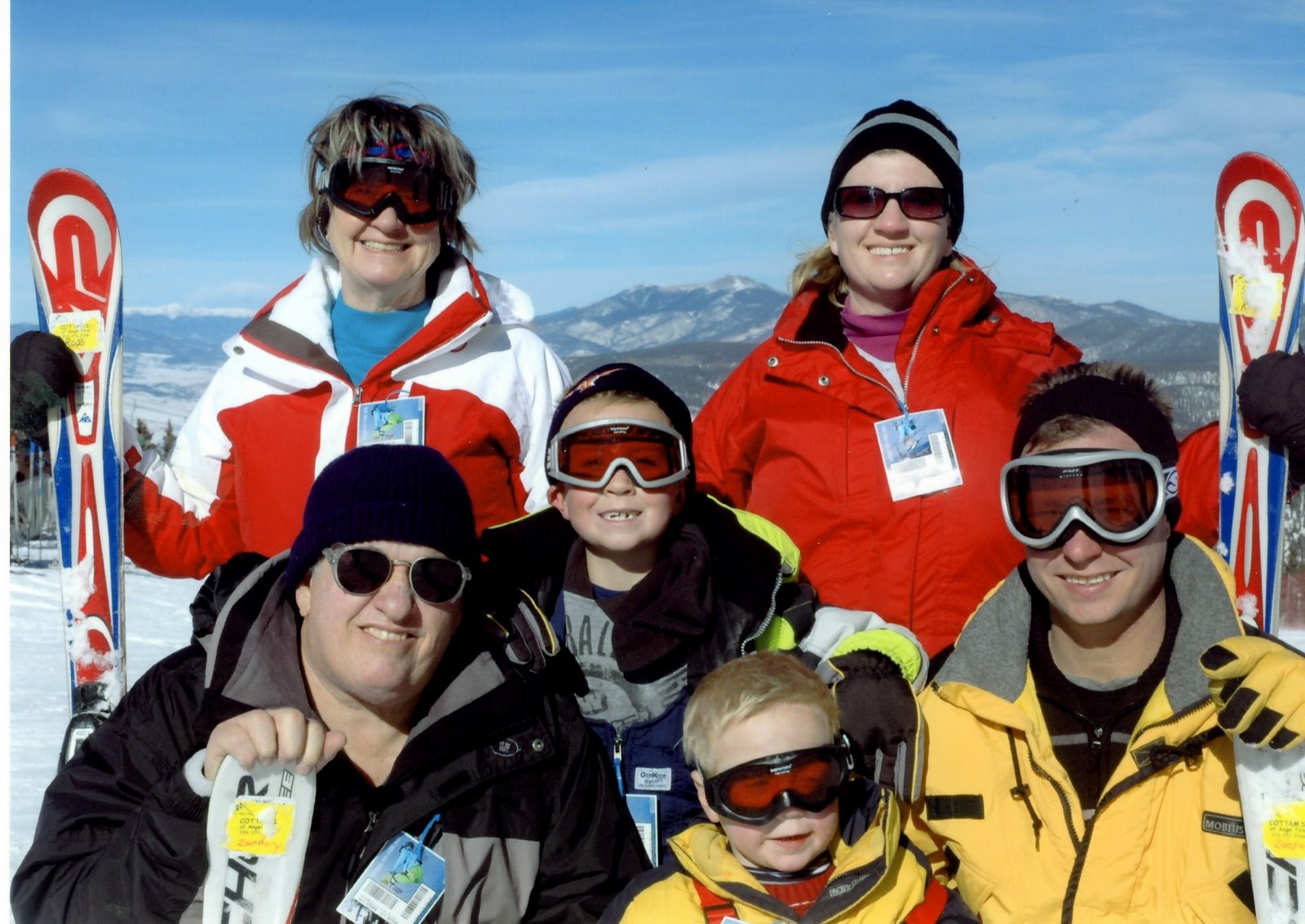 [01-01-09 Family Ski Picture[2].jpg]
