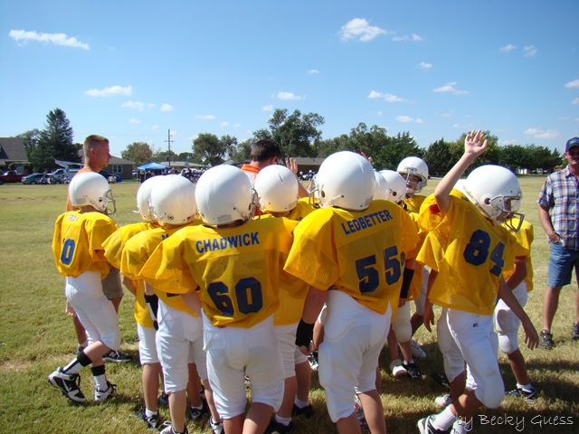 [09-18-10 First tackle game Zachary 04[3].jpg]
