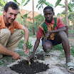 Stefan und Abdul pflanzen einen Orangenbaum.JPG