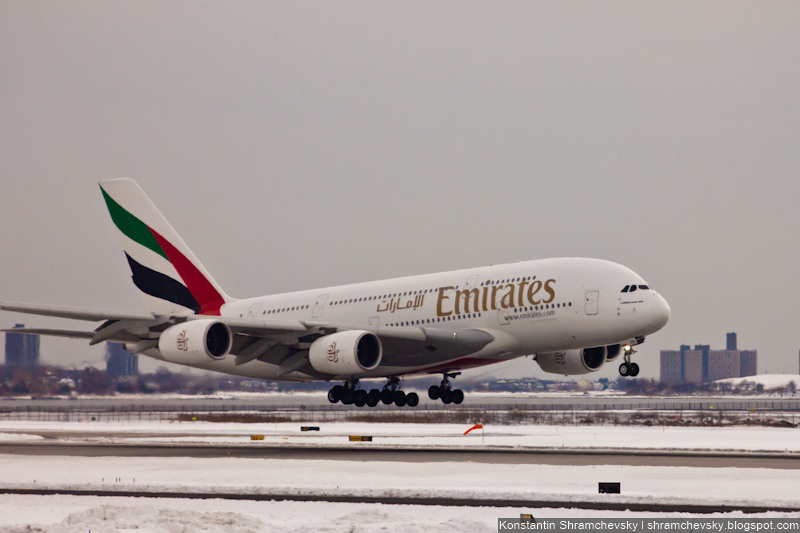 USA New York John F Kennedy International Airport Airbus A380 Emirates США Нью Йорк Джон Ф Кеннеди Международный Аэропорт Аэробус А380 Эмирейтс