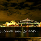 romantisches Rumsitzen am Hafen und Spielen mit der Kamera