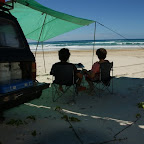 Wir geniessen Lunch und schauen den Surfern und Delphinen zu.