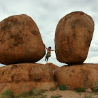 Silvia versucht mit den Kugeln zu spielen...