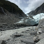 Franz-Josef-Gletscher entlässt einen reissenden Fluss