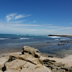 Cactus Beach. Irgendwo da weit hinten sind zwei Surfer auf der Welle.