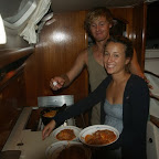 Erstes Kochen unserer Mitsegler Maren und Bene