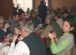 2008-02-09. VII Otwarte Mistrzostwa Klubu KKF Poznań w Paleniu Fajki. Tomek Polichnowski oderwał na moment wzrok od swojej fajki. Foto- Marta Hadada