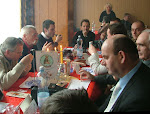 2008-02-09. VII Otwarte Mistrzostwa Klubu KKF Poznań w Paleniu Fajki. Sędzia bacznie obserwuje swoich zawodników. Foto- Marta Hadada