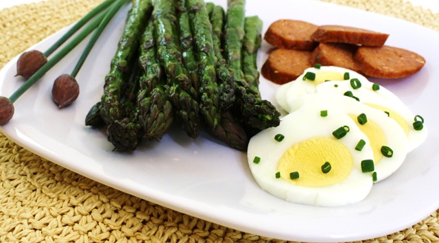 [farmers market lunch eggs, smoked pheasant sausage, grilled asparagus, chives[4].jpg]