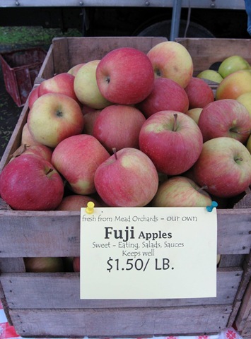 [fuji apples[3].jpg]