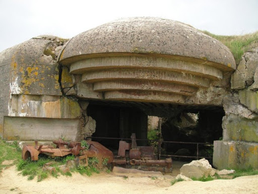 18%2C28%20Longues-sur-Mer%20-%20Bunker%204%20%28Explosi%C3%B3n%20interna%29.JPG