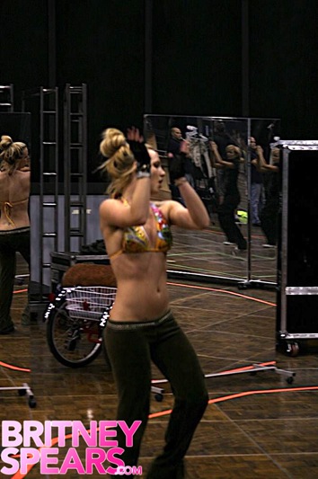 britney-spears-bikini-dance-05