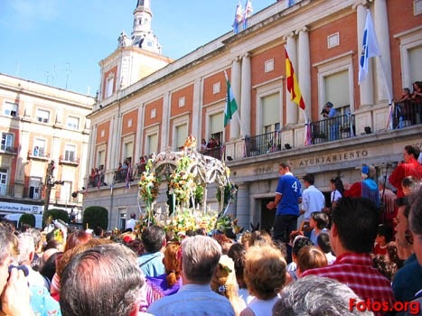 [Salida-de-la-Hermandad-del-Rocio-de-Huelva-Ayuntamiento[5].jpg]