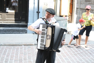Um acordeonista na velha Montreal