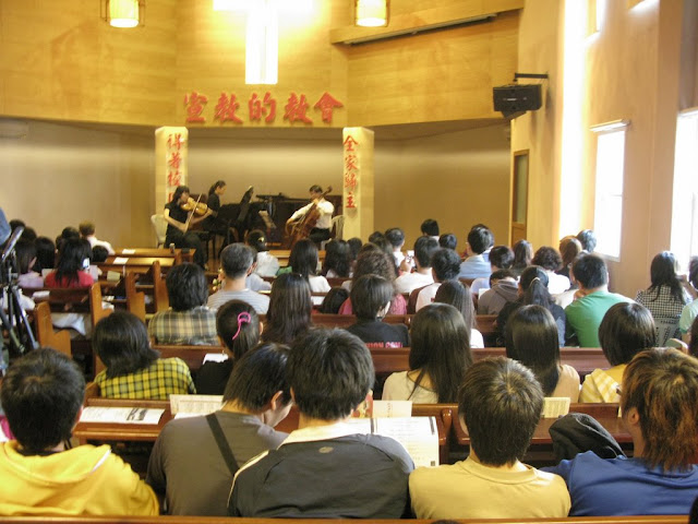 最後，由三位音樂家共同演出布拉姆斯─a 小調鋼琴三重奏
