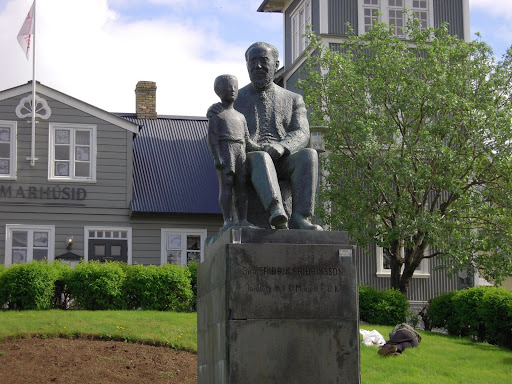 Another statue, this one's of Fridik Fridriksson.