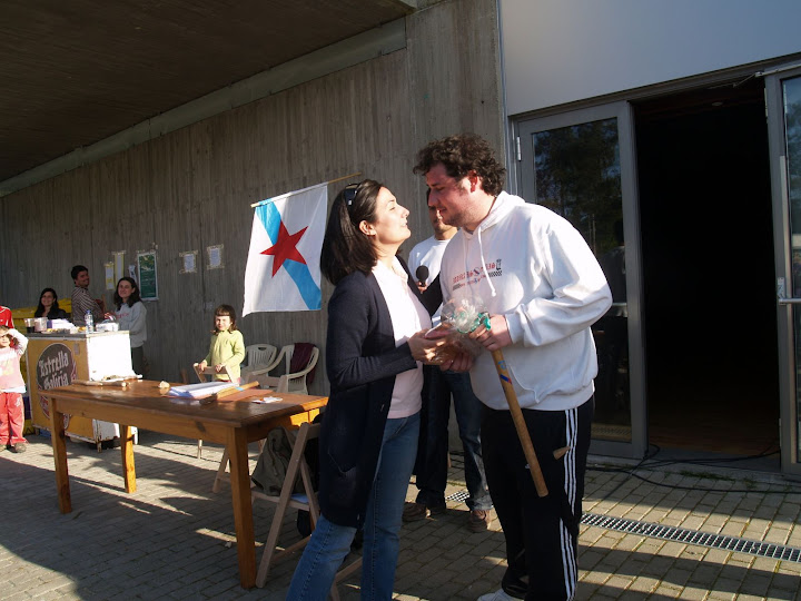 Xosé Miguel recibe o premio como gañador en Mos