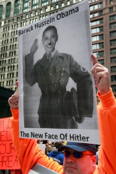 [obama_hitler_sign[3].jpg]