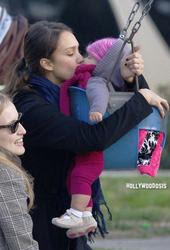 Jessica Alba y su bebe Honor Marie se divierten en el parque Jessica Alba y su bebe Honor Marie se divierten en el parque