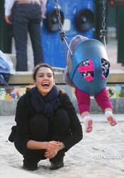 Jessica Alba y su bebe Honor Marie se divierten en el parque Jessica Alba y su bebe Honor Marie se divierten en el parque